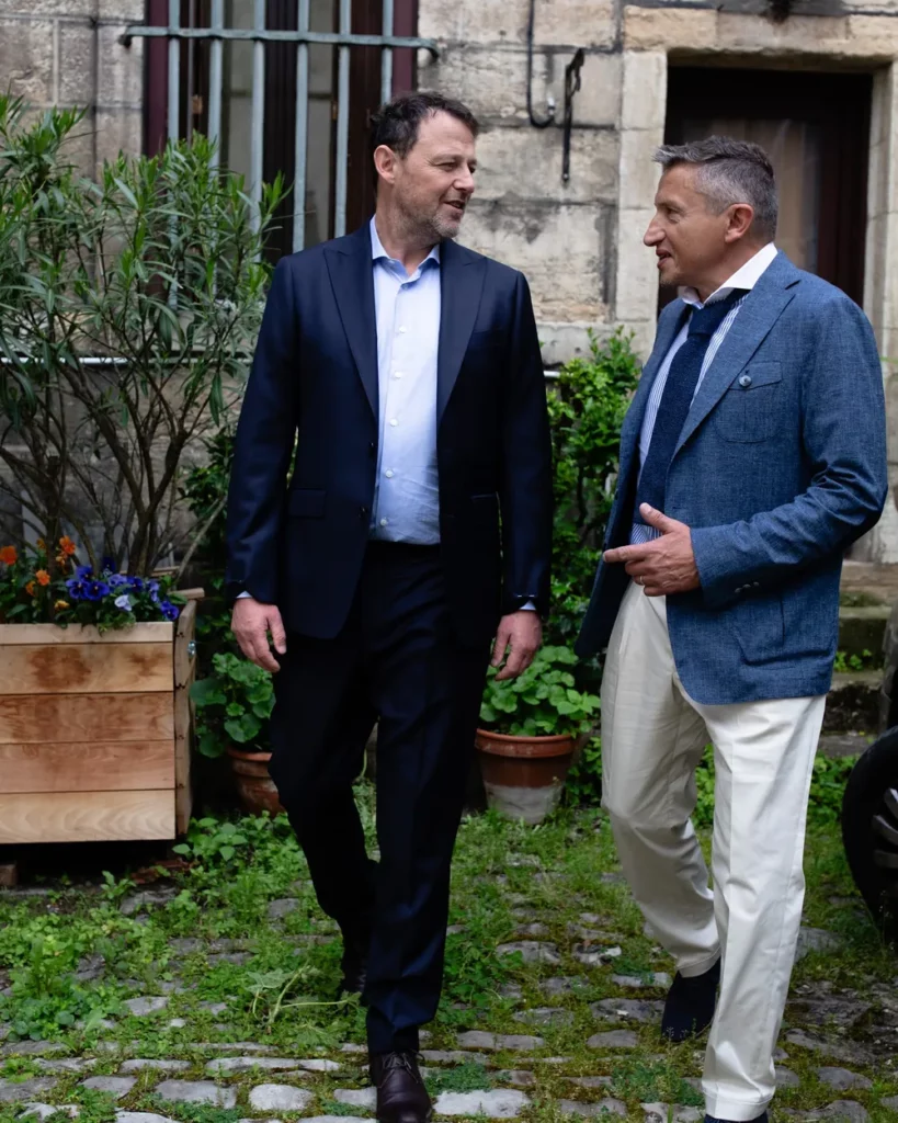 Deux costumes sur mesure, bleu et marine, dans une cour dijonnaise
