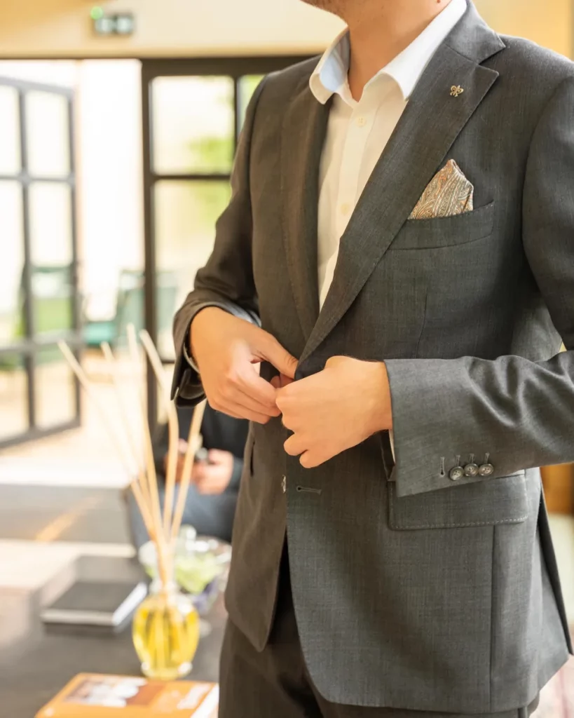 Costume gris sur mesure à l'Hostellerie de Levernois
