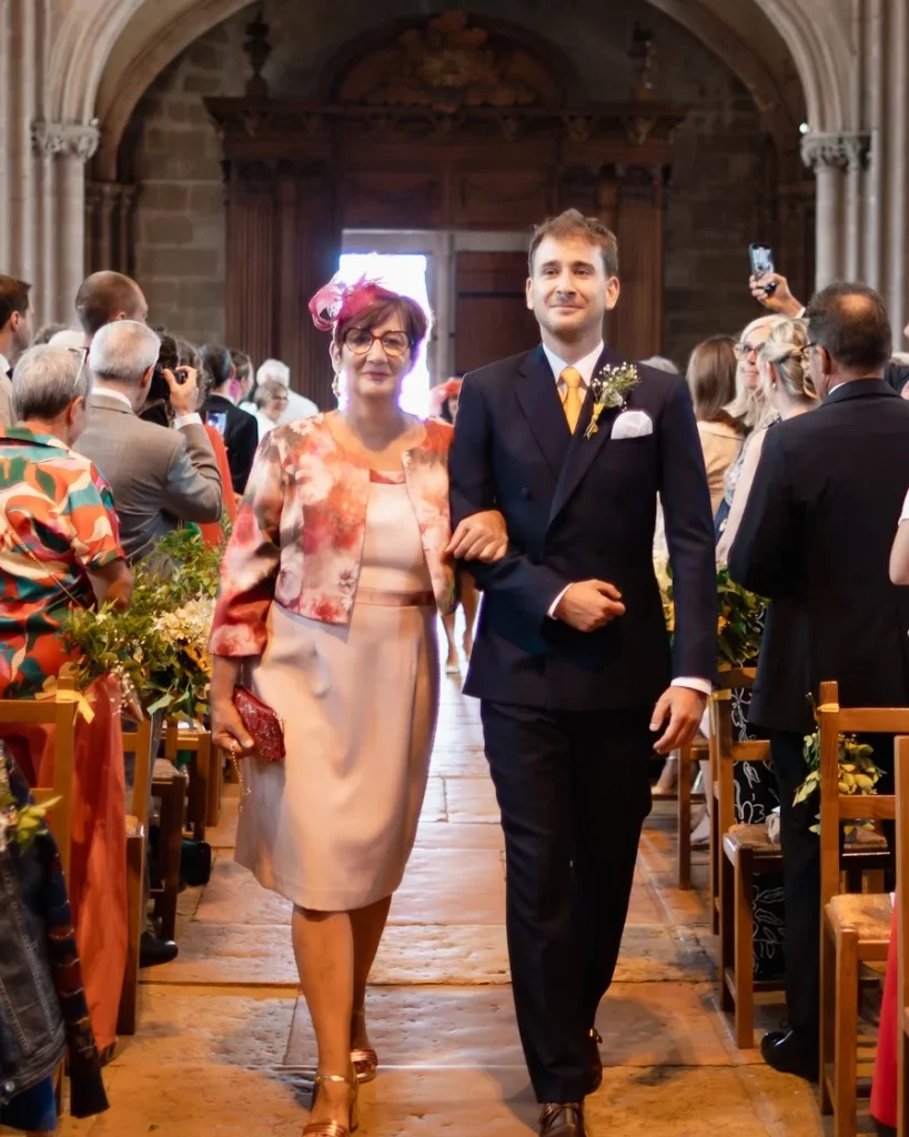 Le marié au bras de sa mère, costume de mariage sur mesure Auguste