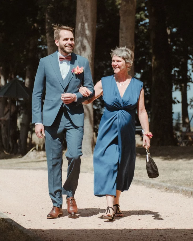 Le marié au bras de sa mère, costume de mariage sur mesure Auguste
