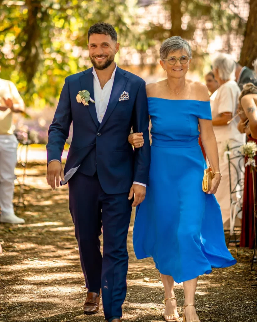 Le marié au bras de sa mère, costume de mariage sur mesure Auguste