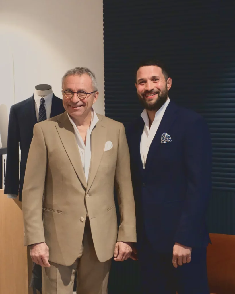 Un père et son fils en costumes sur mesure Auguste