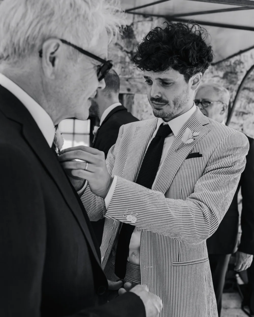 Alexandre ajuste la boutonnière de son père le jour du mariage