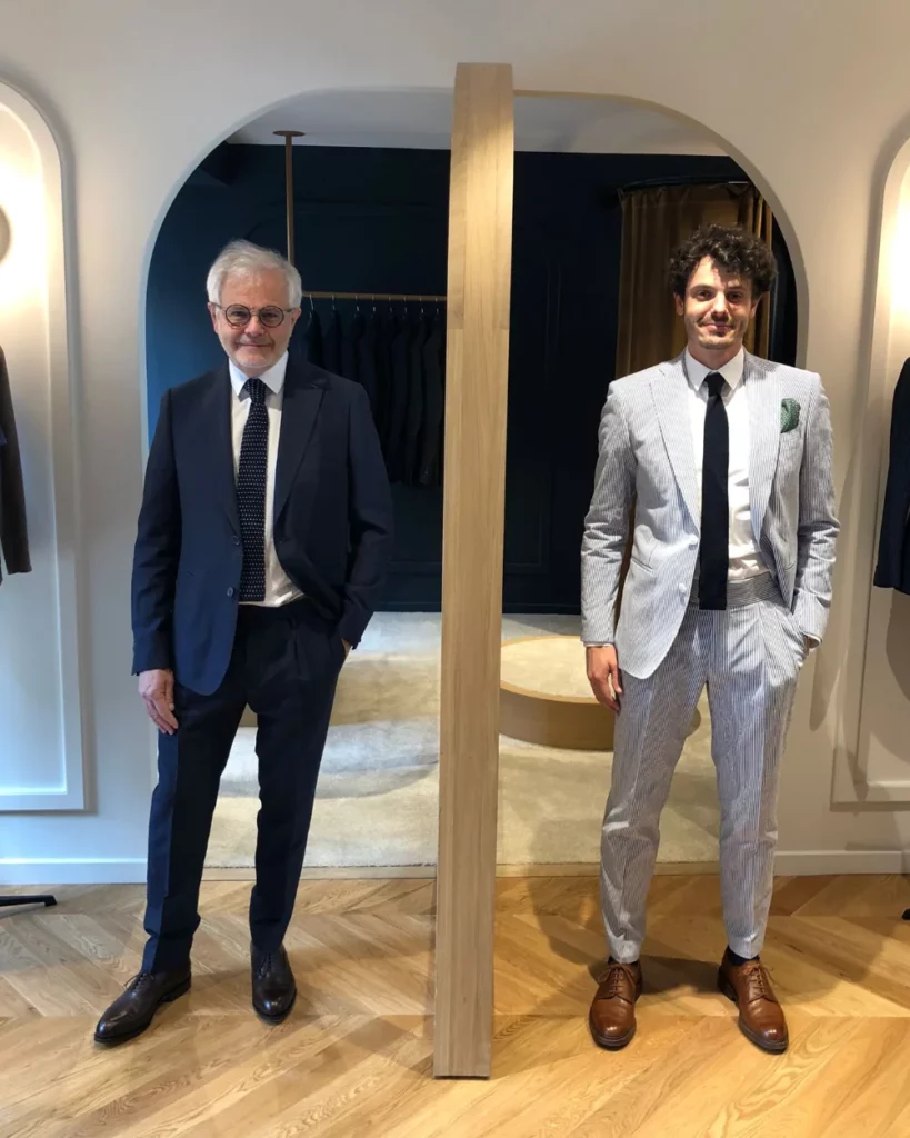 Un père et son fils en costumes sur mesure Auguste