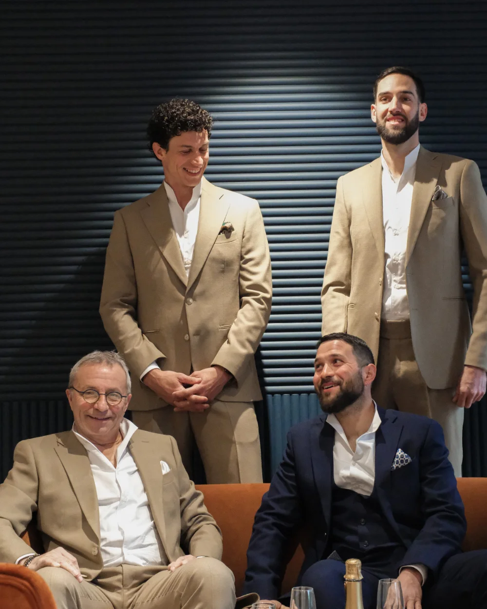 Ensemble à l’essayage, boutique du passage Darcy