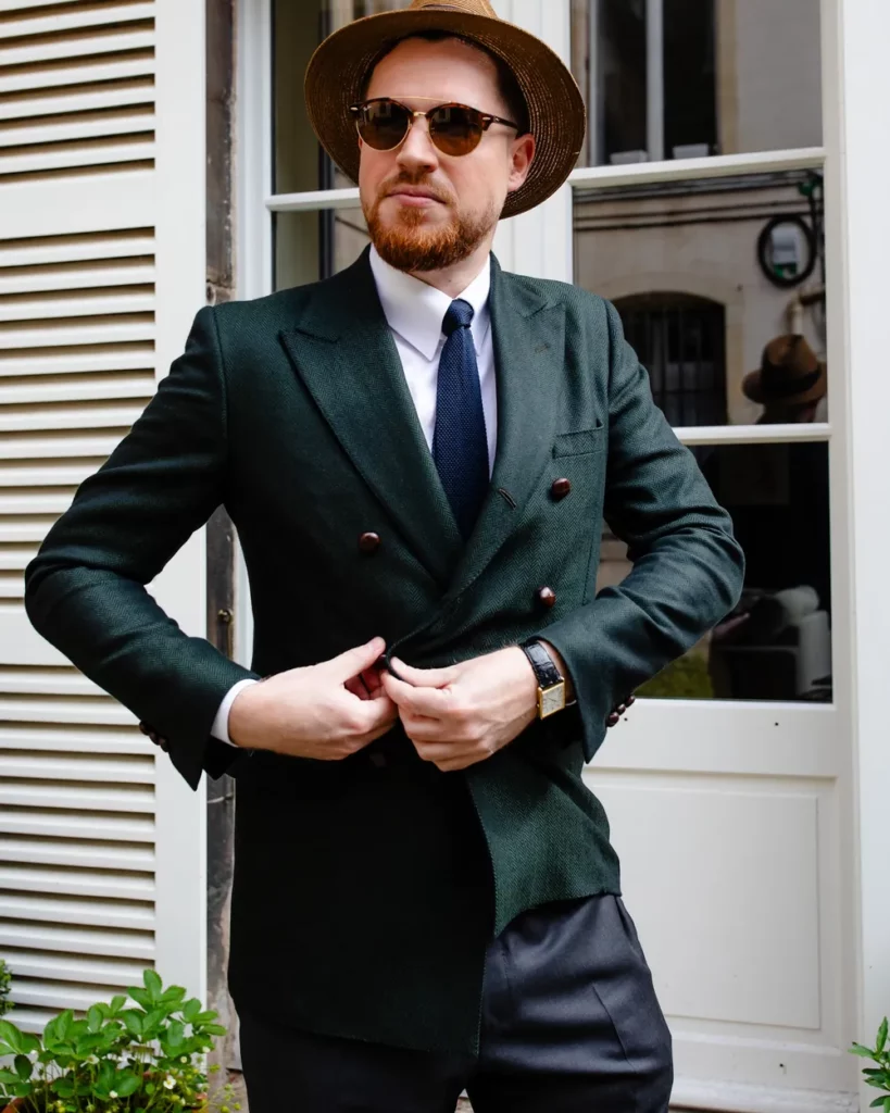 Costume croisé vert sombre sur mesure et chapeau