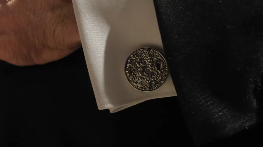 Bouton de manchette sur une chemise sur mesure