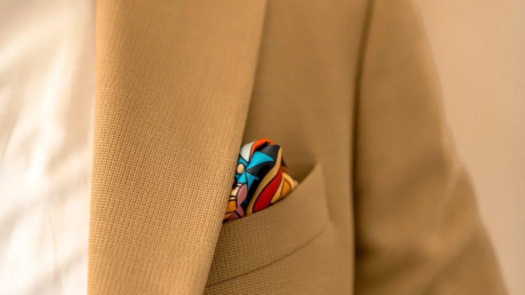 Pochette de couleur sur une veste camel