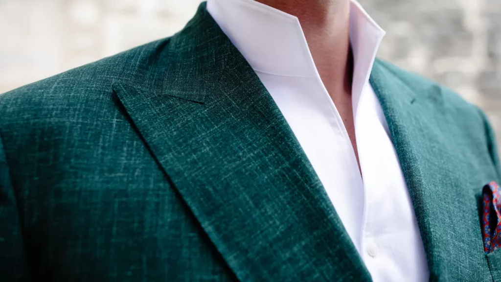 Le grain d'un tissu de laine vert, en gros plan