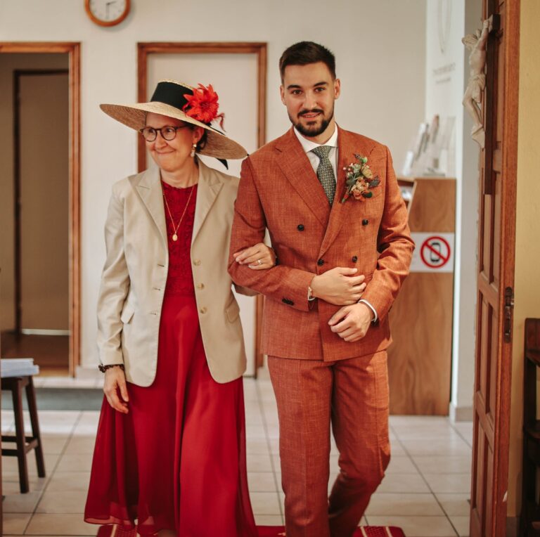 Barthélémy au bras de sa maman, costume croisé brique sur mesure Auguste