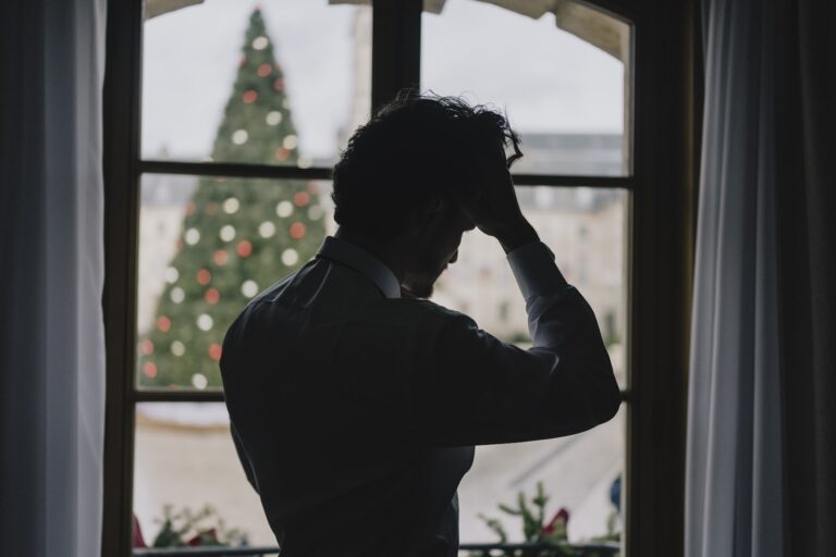 Quentin à la fenêtre, face au sapin de Noël