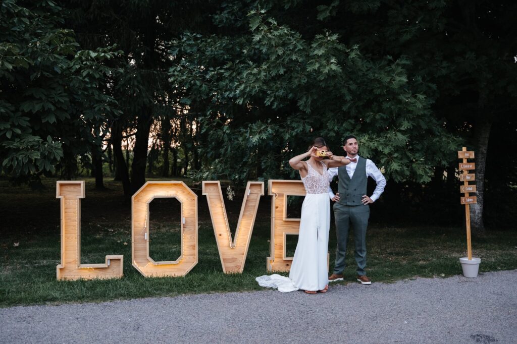 Les mariés devant les lettres LOVE