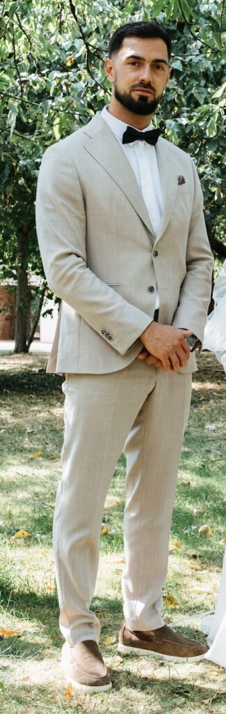 Alexandre, témoin de Benjamin, en costume beige