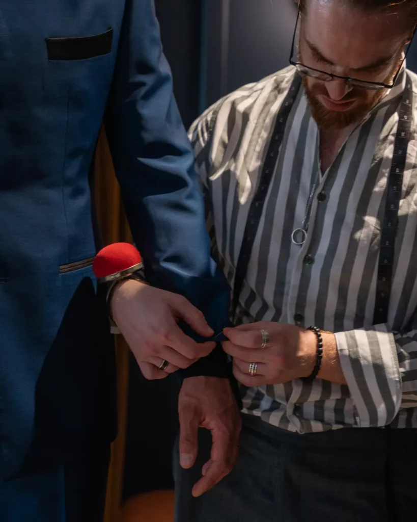 Mickaël Leblanc ajuste une veste sur mesure
