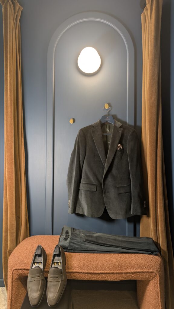 Auguste Tailleur, Costume deux pièces en velours côtelés 8 côtes Duca Visconti Di Modrone// ceinture…