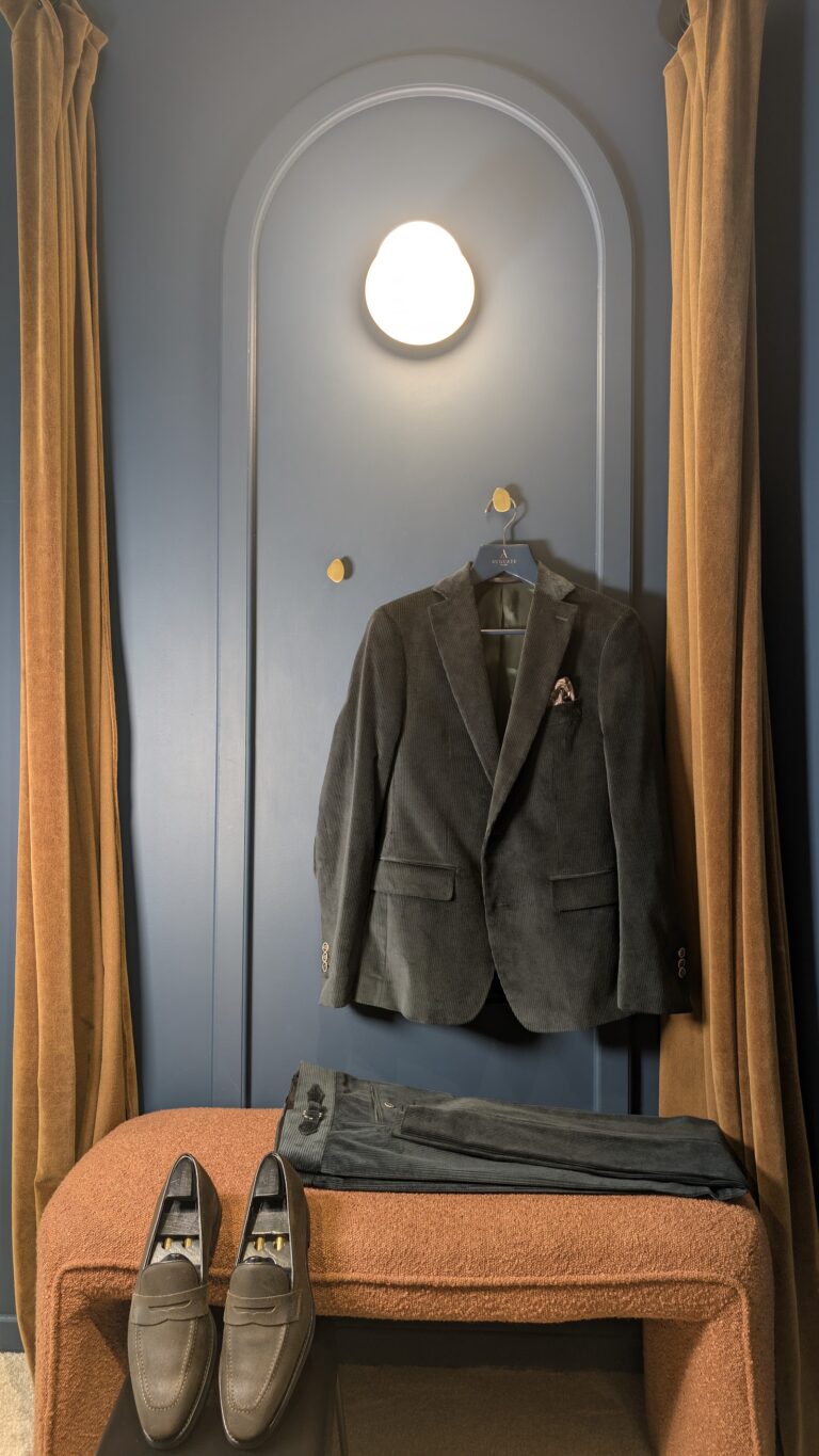 Auguste Tailleur, Costume deux pièces en velours côtelés 8 côtes Duca Visconti Di Modrone// ceinture…