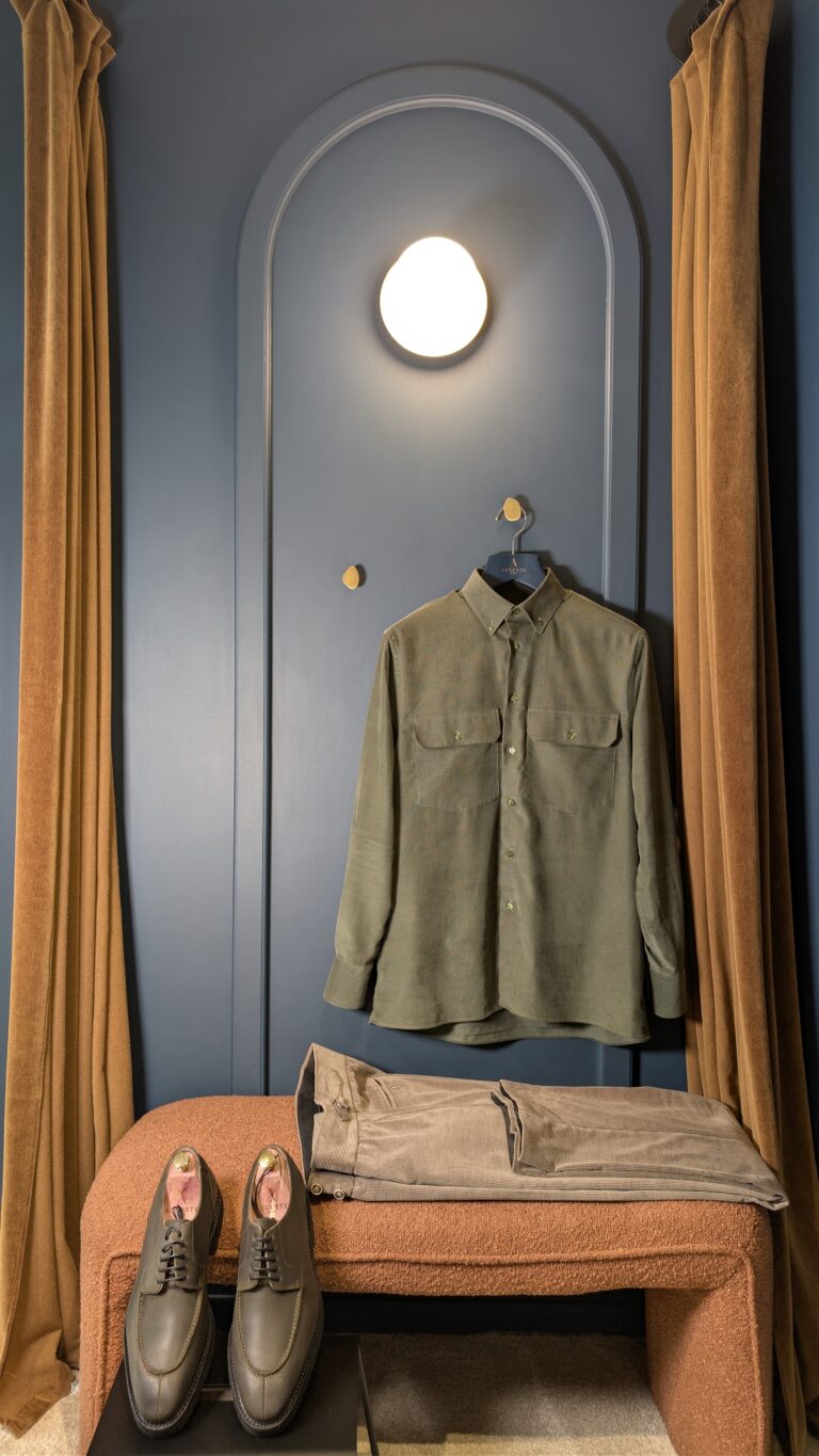 Auguste Tailleur, Chemise 2 poches col boutonnés en velours de coton kaki