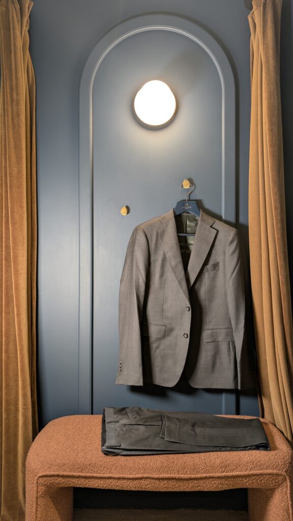Auguste Tailleur, Deux pièces en sergé de laine super 110's Vitale Barberis Canonico
