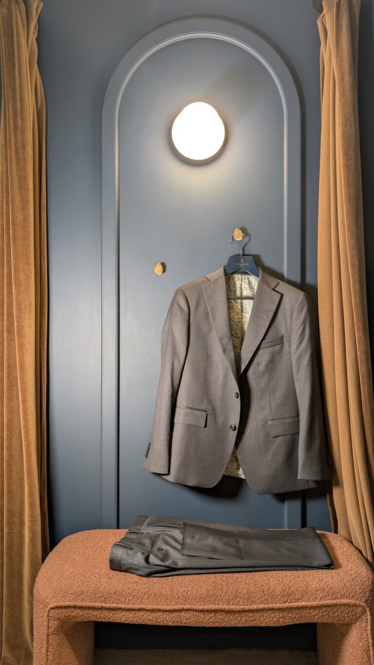 Auguste Tailleur, Deux pièces en sergé de laine super 110's Reda // doublure fantasie