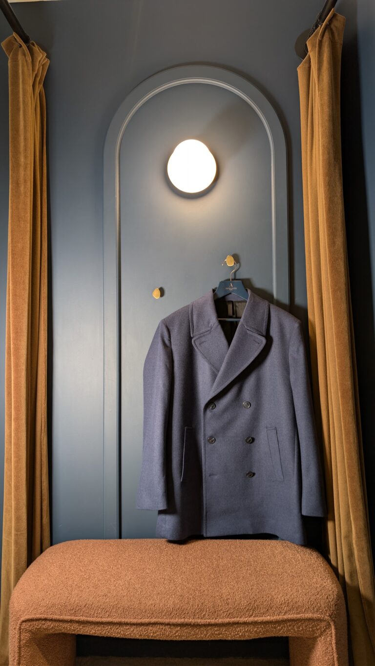 Auguste Tailleur, Caban en laine mérinos superfine bleu marine @Rain system Loro Piana