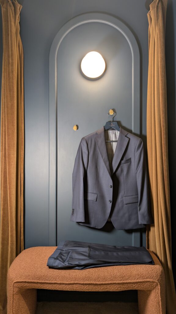 Auguste Tailleur, Deux pièces en sergé de laine super 110's Reda