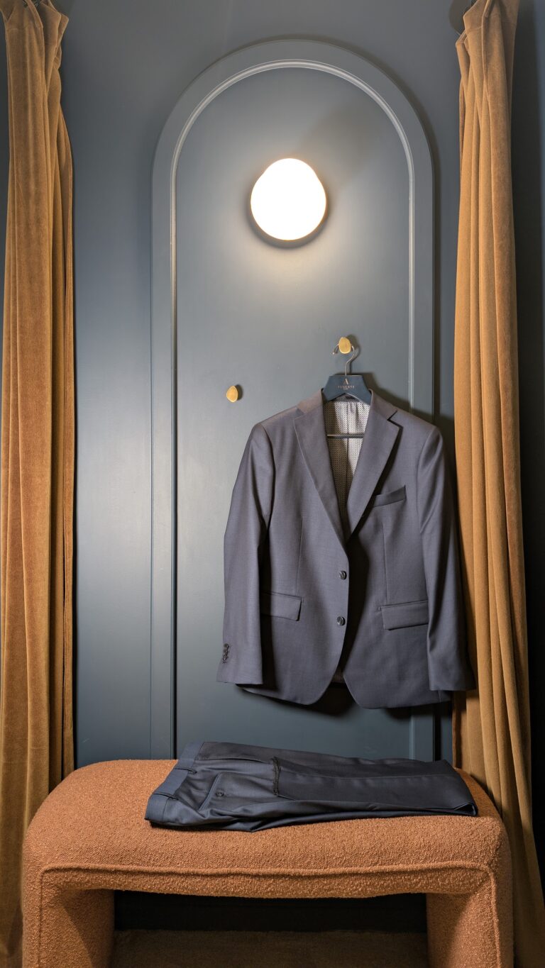 Auguste Tailleur, Deux pièces en sergé de laine super 110's Reda