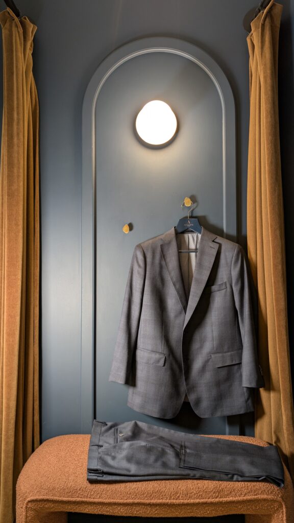 Auguste Tailleur, Deux pièces en sergé de laine super 110's Reda à motifs PDG ton sur ton