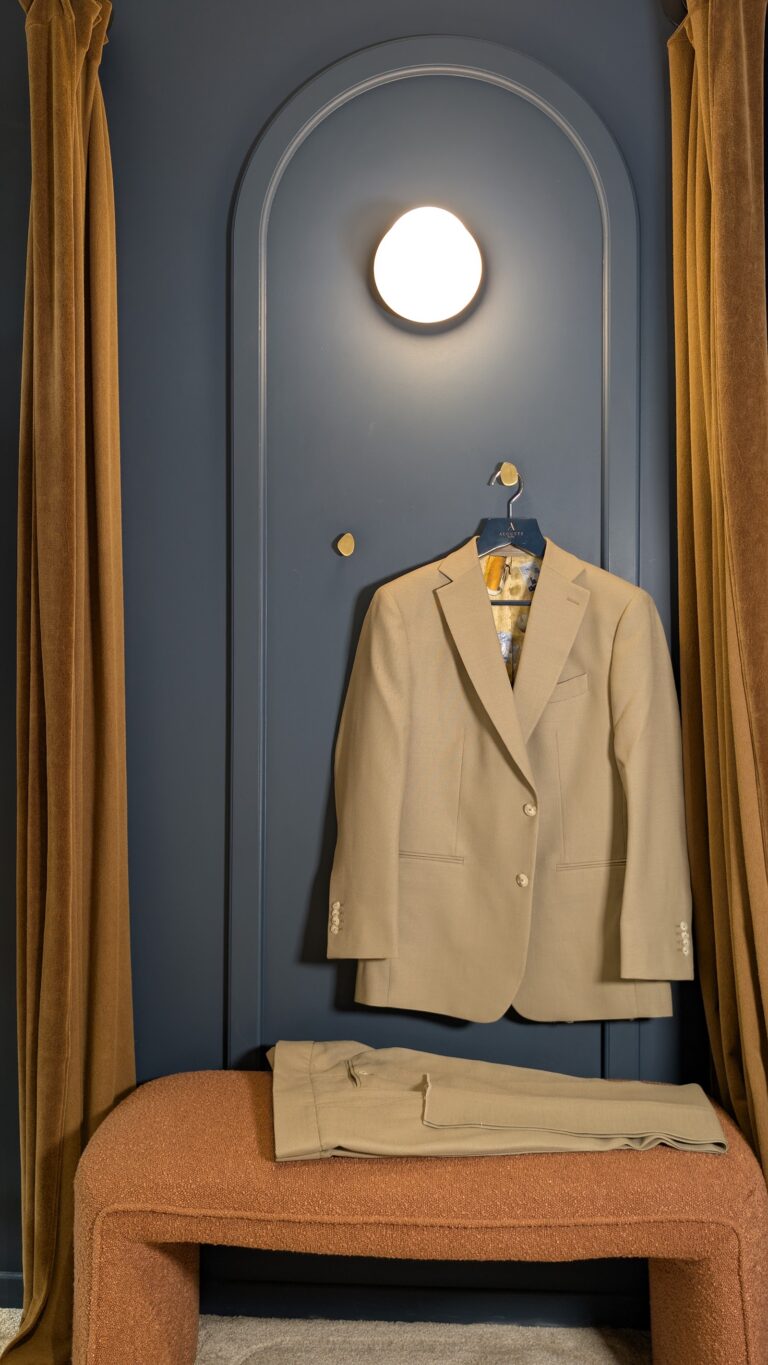 Auguste Tailleur, Deux pièces en toile de laine @Fresco mock leno beige Hardy Minnis by Huddersfield//…