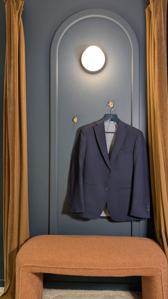 Auguste Tailleur, Deux pièces en toile de laine @Fresco lite bleu nuit Hardy Minnis by Huddersfield,…