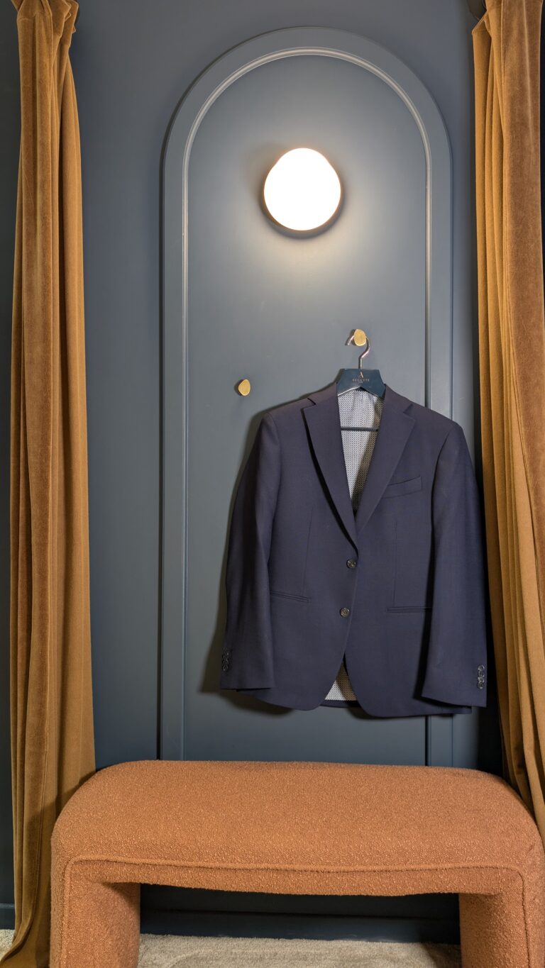 Auguste Tailleur, Deux pièces en toile de laine @Fresco lite bleu nuit Hardy Minnis by Huddersfield,…