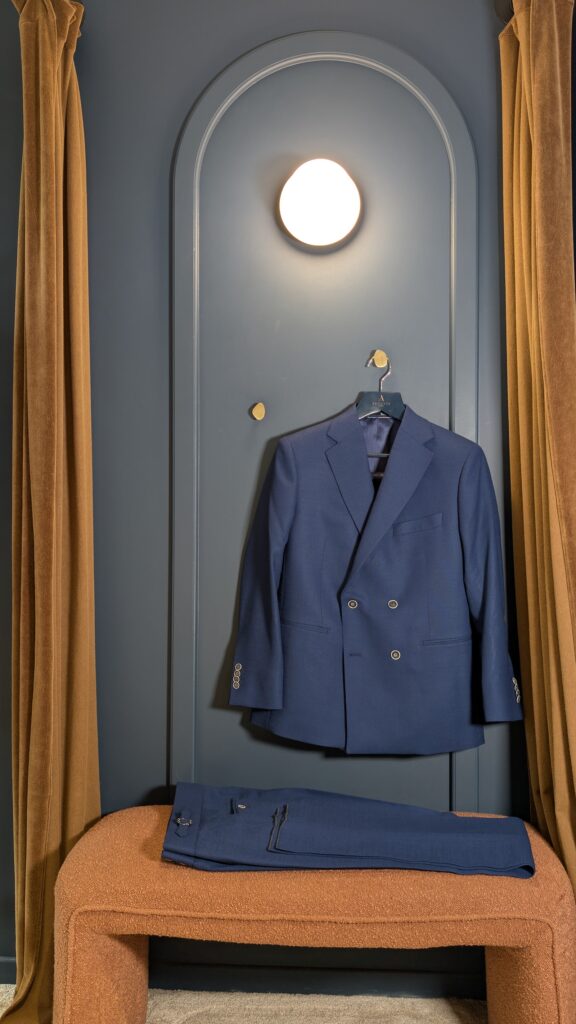 Auguste Tailleur, Deux pièces croisé en toile de laine @Fresco mock leno bleu vif// ceinture à double…