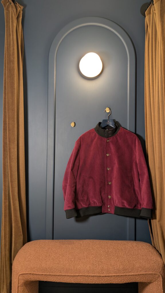 Auguste Tailleur, Blouson Bomber en velours côtelés 14 côtes rouge fuschia Holland and Sherry