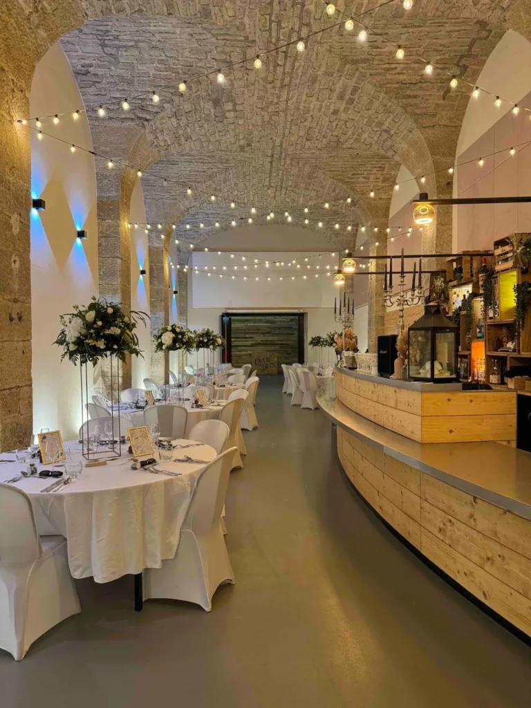 Table de mariage dressée sous les voûtes du Caveau des Ducs, à Dijon