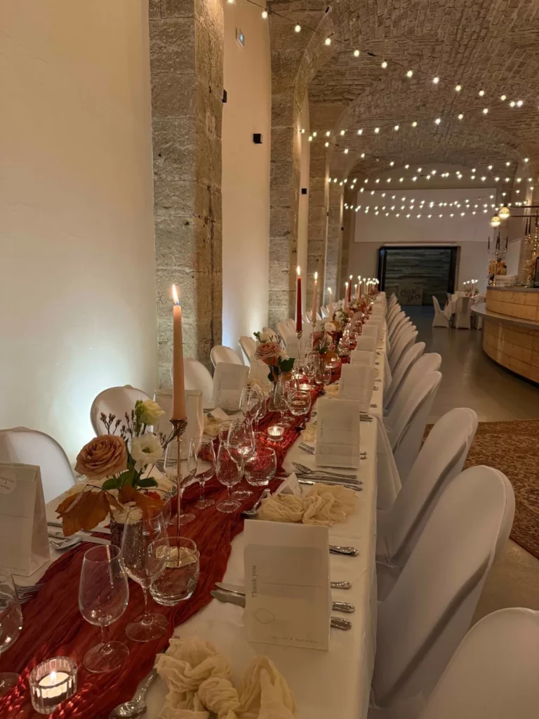 Table de fête et chandelles au Caveau des Ducs