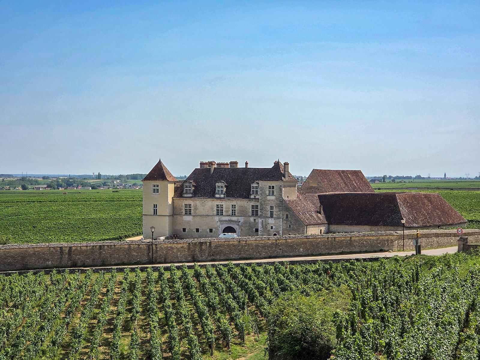 Le Château du Clos de Vougeot au milieu des vignes