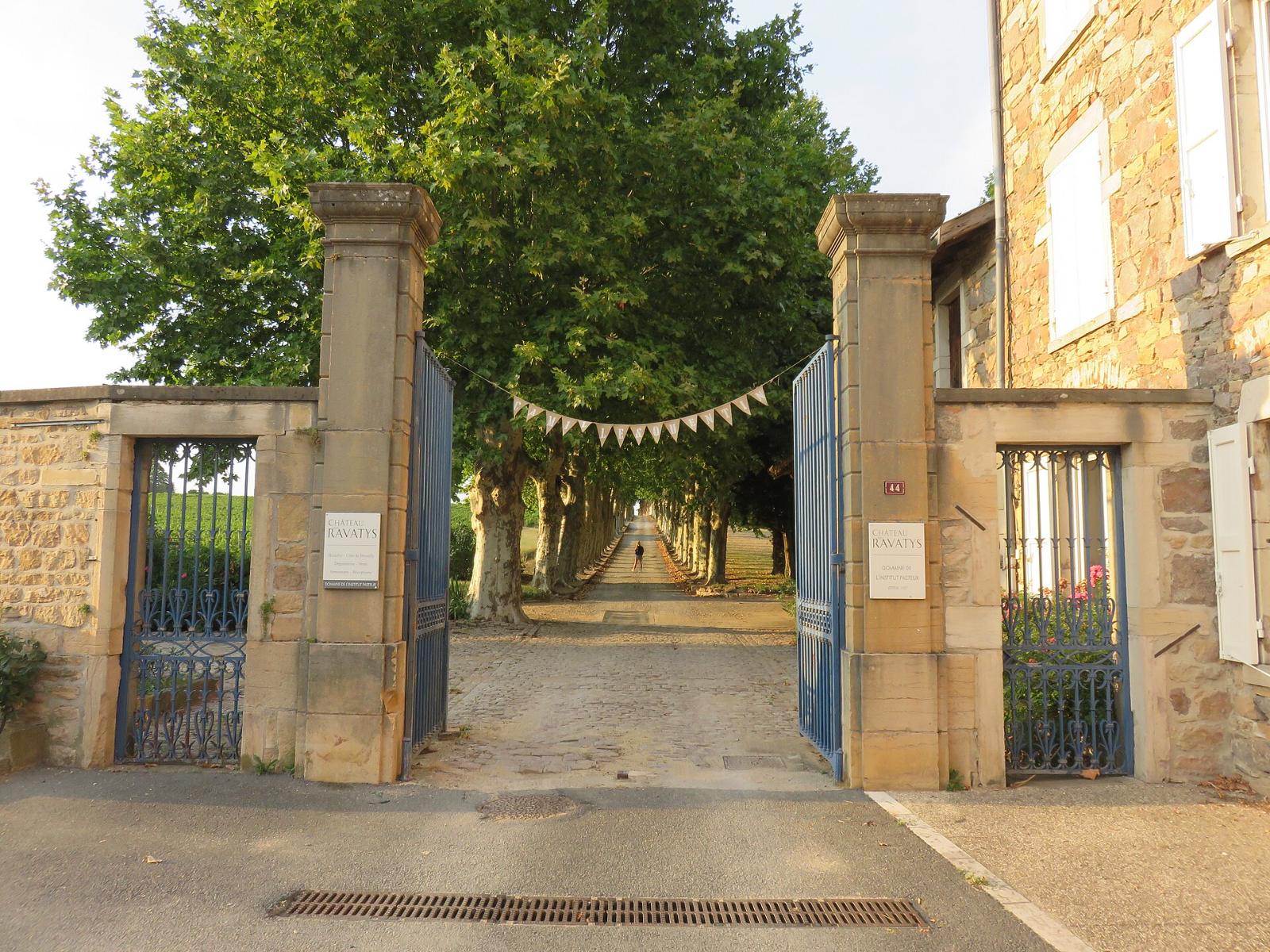 L’entrée du Château des Ravatys, à Saint-Lager