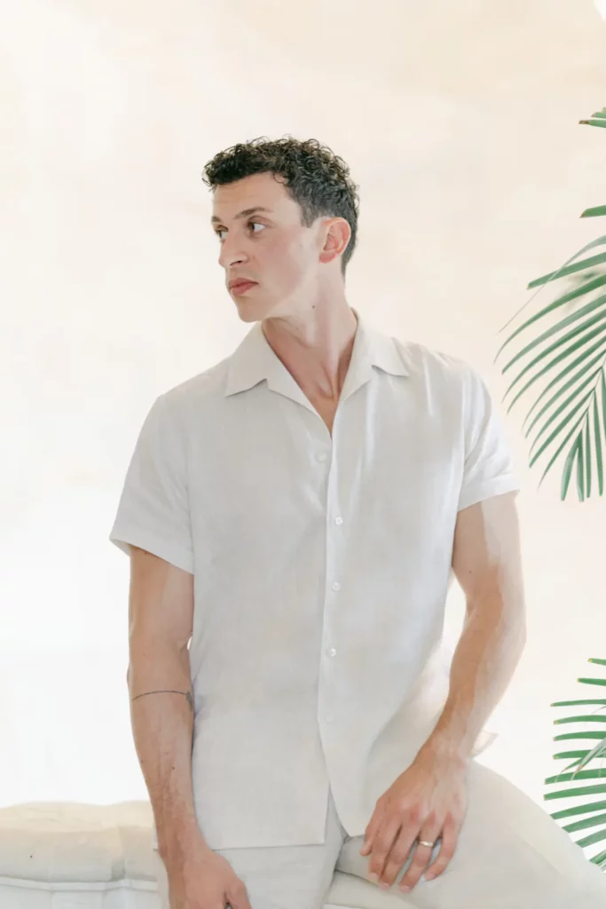 Clément Beccu, fondateur d’Auguste, en chemise de lin sur mesure