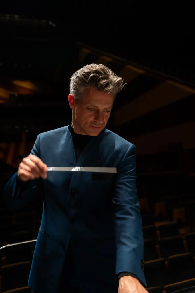 Joseph Bastian, baguette en main, dans sa veste de scène Auguste