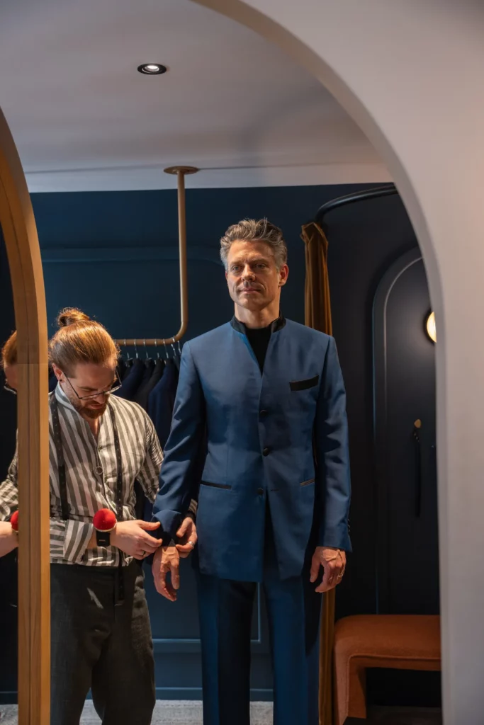 Essayage de la veste de scène de Joseph Bastian avec Mickaël Leblanc