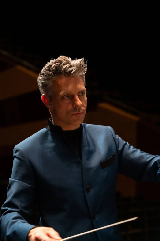 Joseph Bastian, chef principal de l’Orchestre Dijon Bourgogne, en veste sur mesure Auguste