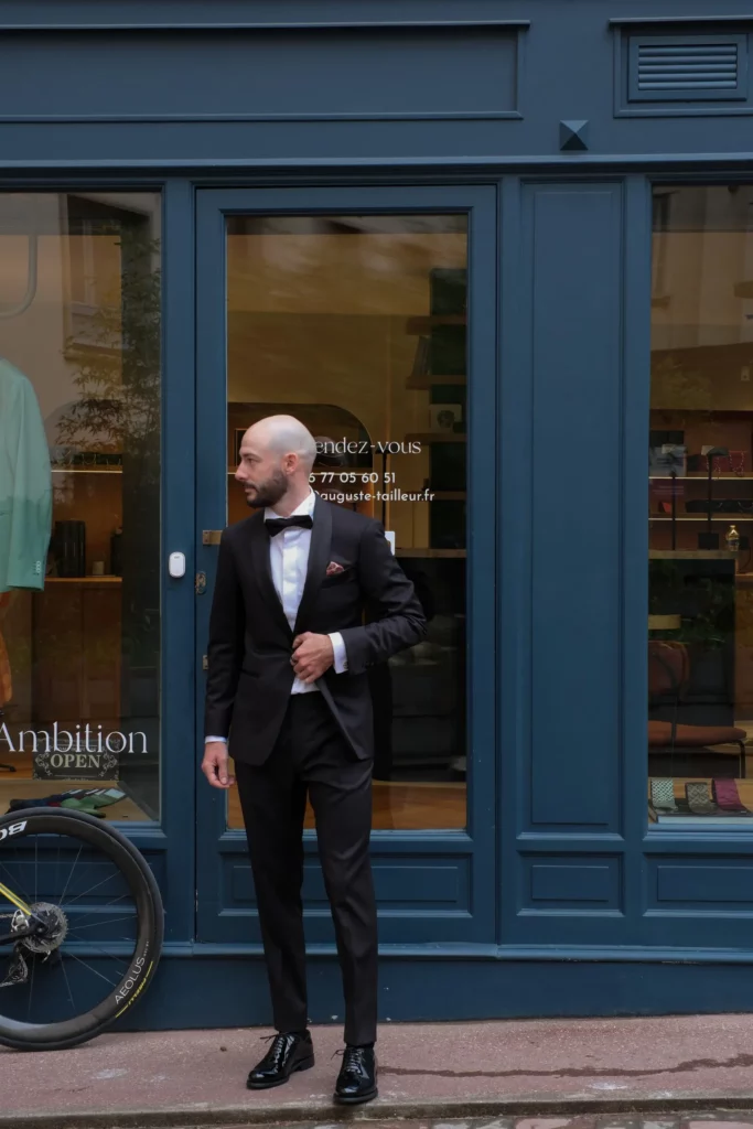 Julien Bernard devant la boutique Auguste, passage Darcy