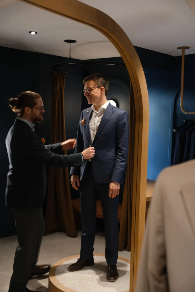 Essayage d’un costume Auguste pour la direction de l’Hostellerie de Levernois