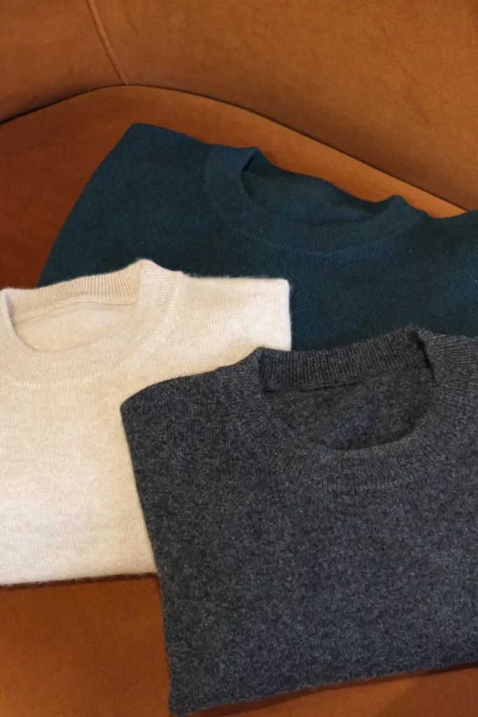 Pulls en cachemire et en mérinos pliés