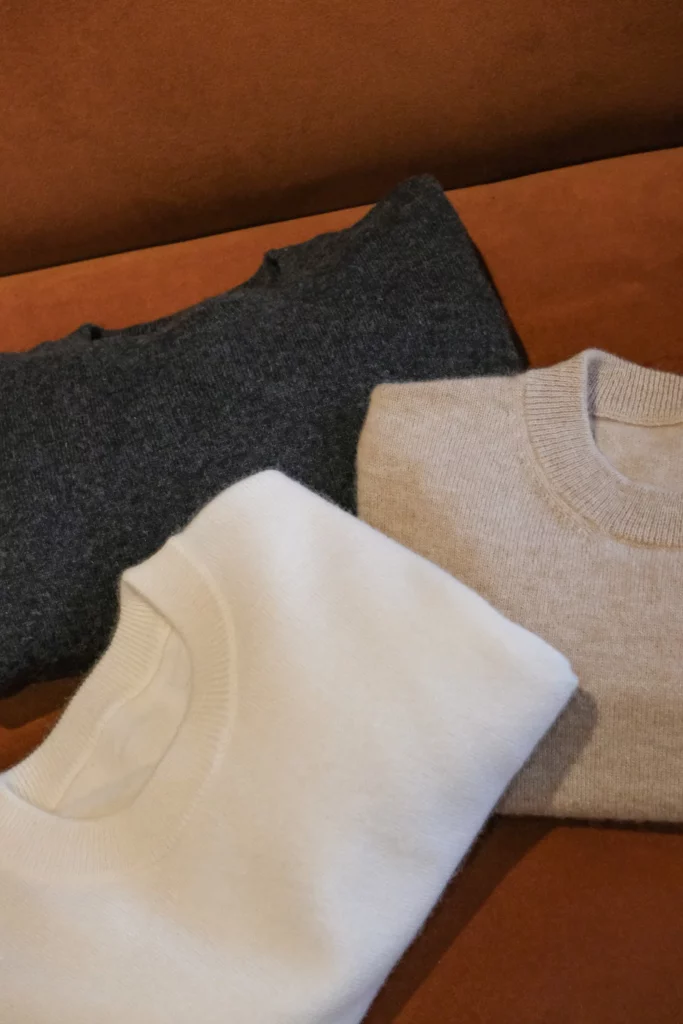 Trois pulls en maille, écru, gris et anthracite