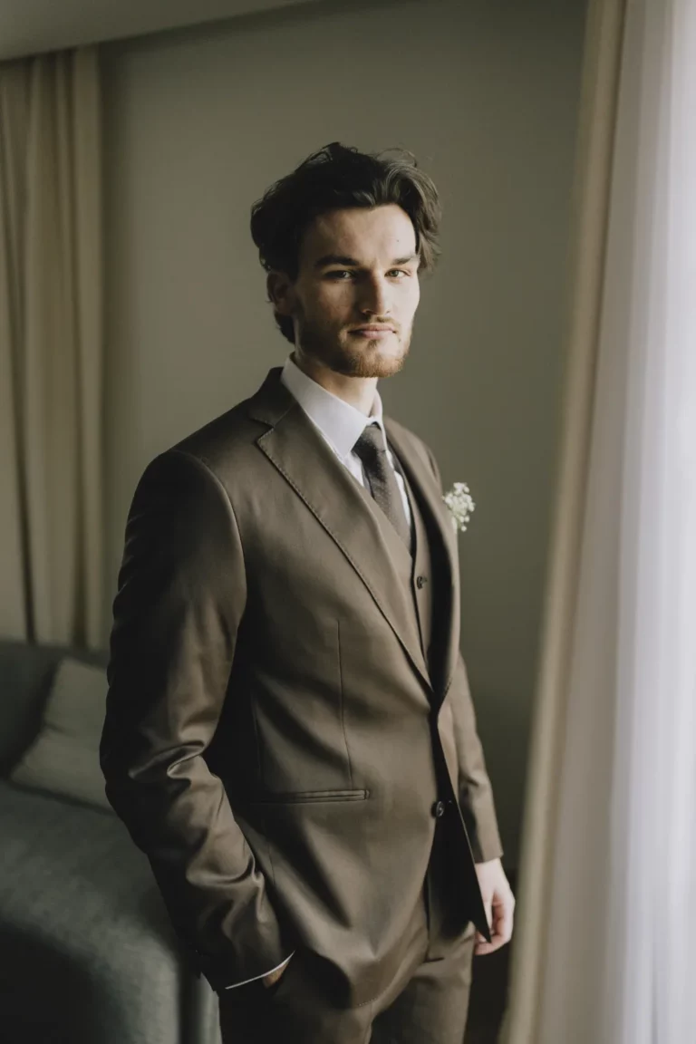 Quentin le jour de son mariage, en costume trois pièces sur mesure Auguste