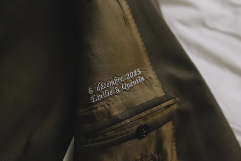 Doublure de veste brodée « 6 décembre 2025, Émilie & Quentin »