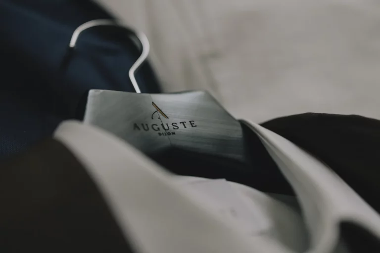 Le costume du marié sur son cintre Auguste