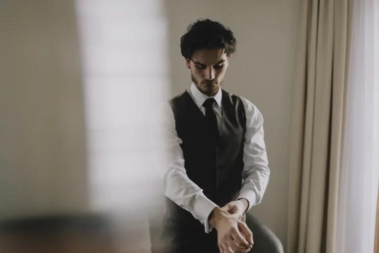 Quentin en gilet sur mesure, le matin de son mariage