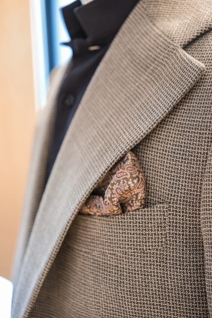 Pochette glissée dans une veste en laine