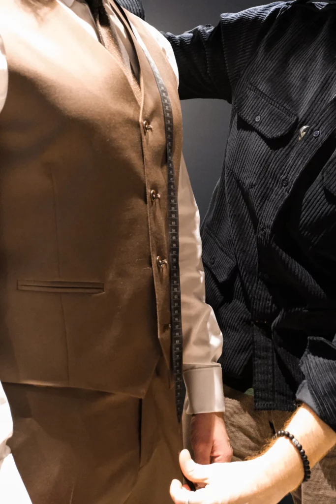 Essayage du gilet sur mesure de Quentin Scavardo